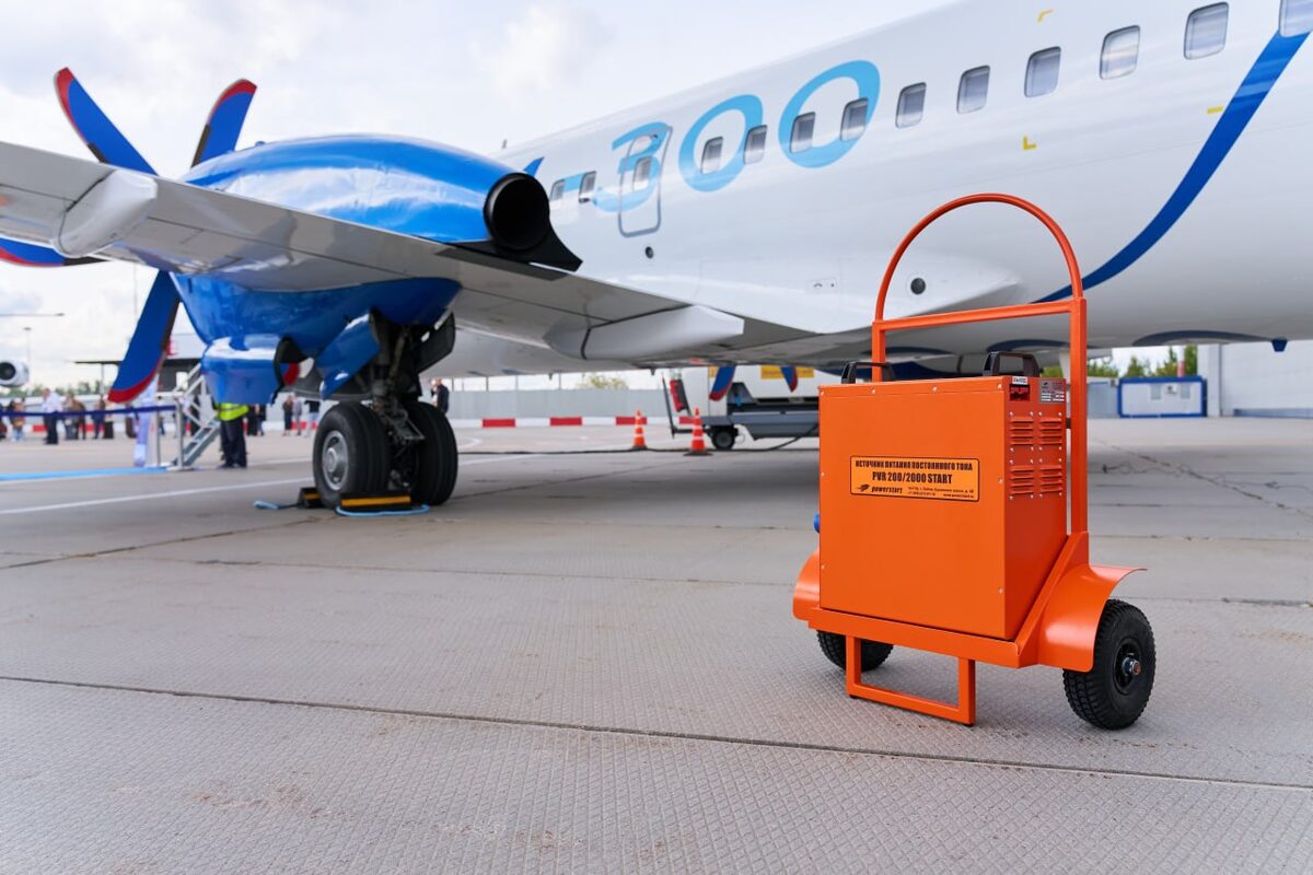 Источник питания POWERSTART у самолёта на статической экспозиции RUBAE 2026